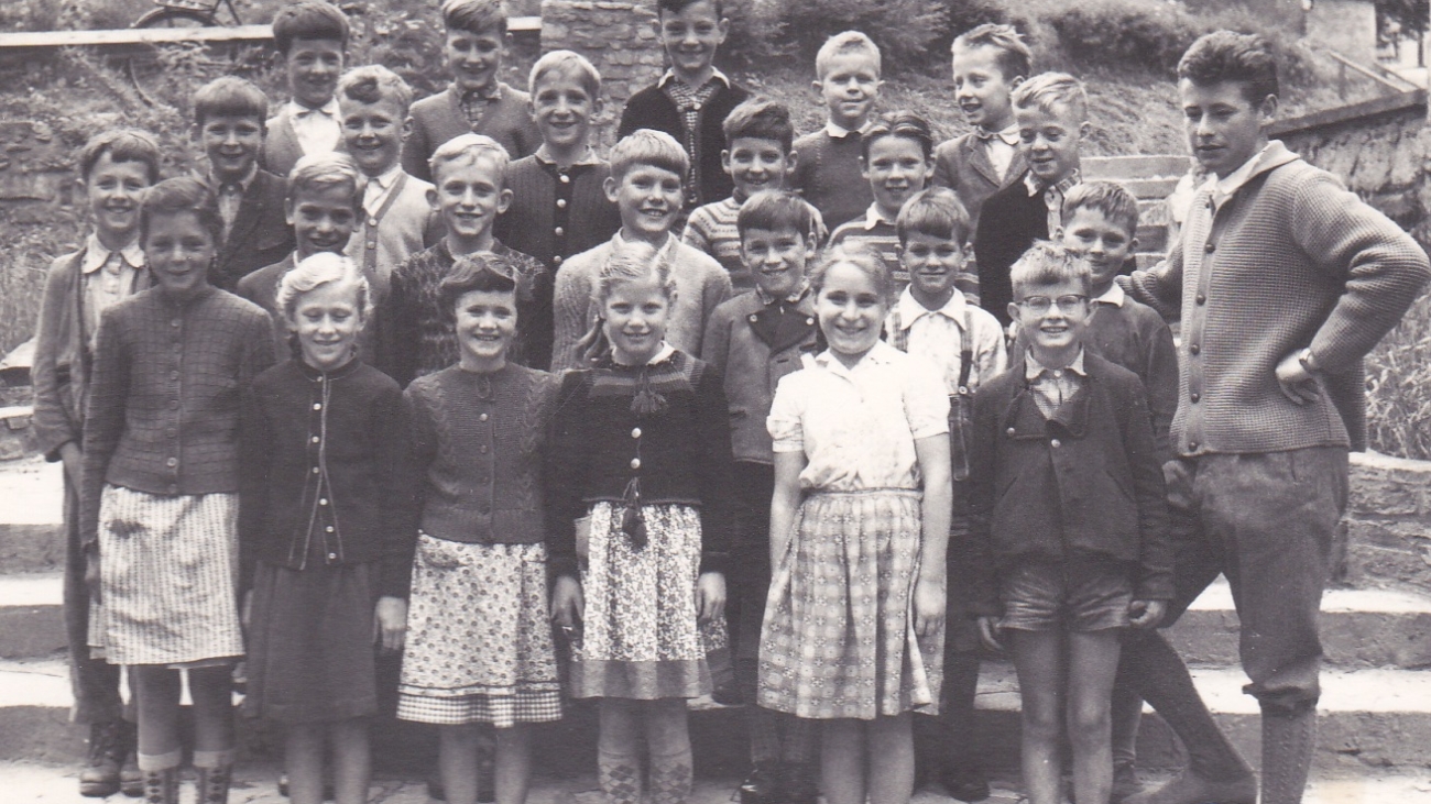 Rudi mit 4.Klasse 1958 neben der alten VS St.Jakob