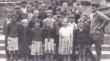 Rudi mit 4.Klasse 1958 neben der alten VS St.Jakob